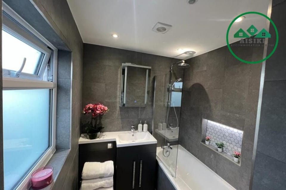 Delightful 3Bed/2Bath Flat w/ Aircon / FREE Wi-Fi Apartment in London