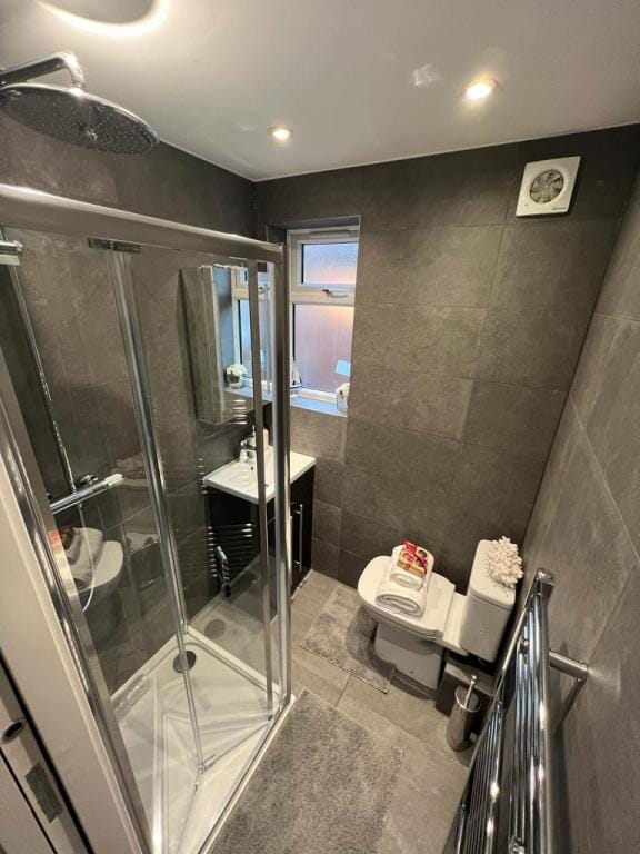 Delightful 3Bed/2Bath Flat w/ Aircon / FREE Wi-Fi Apartment in London