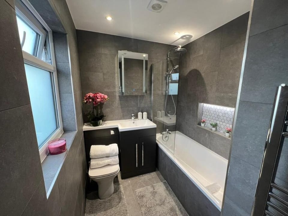 Delightful 3Bed/2Bath Flat w/ Aircon / FREE Wi-Fi Apartment in London