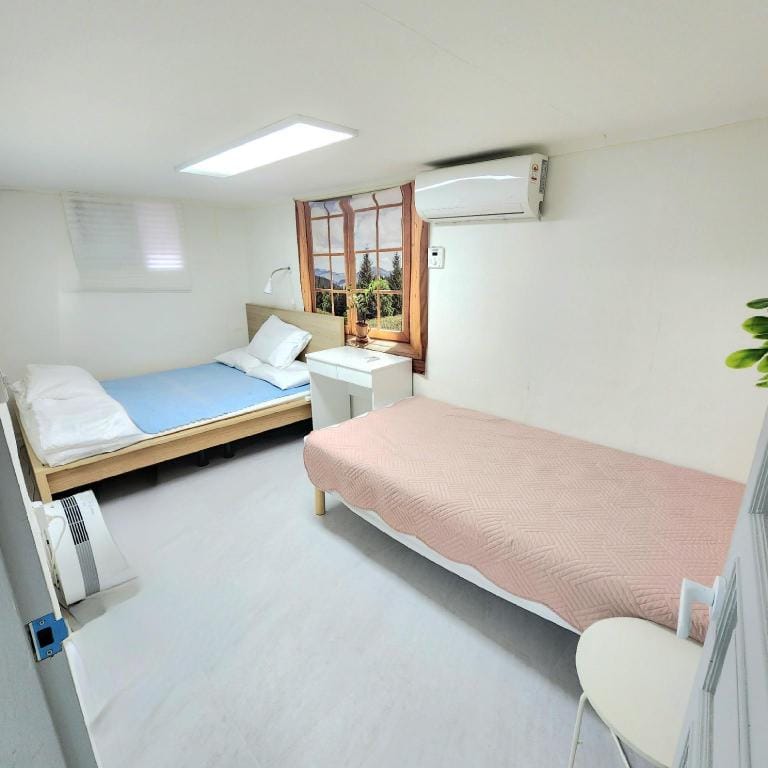 a[TWO ROOM] RABBIT HOUSE SUBWAY NO.3 LINE HONG-JE Vacation rental in Seoul
