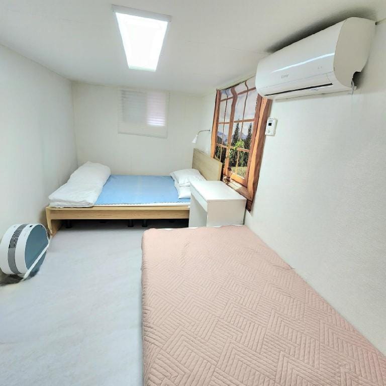 a[TWO ROOM] RABBIT HOUSE SUBWAY NO.3 LINE HONG-JE Vacation rental in Seoul