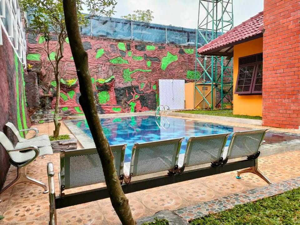 Villa Puncak Rombongan Kolam Renang Private Villa in West Java