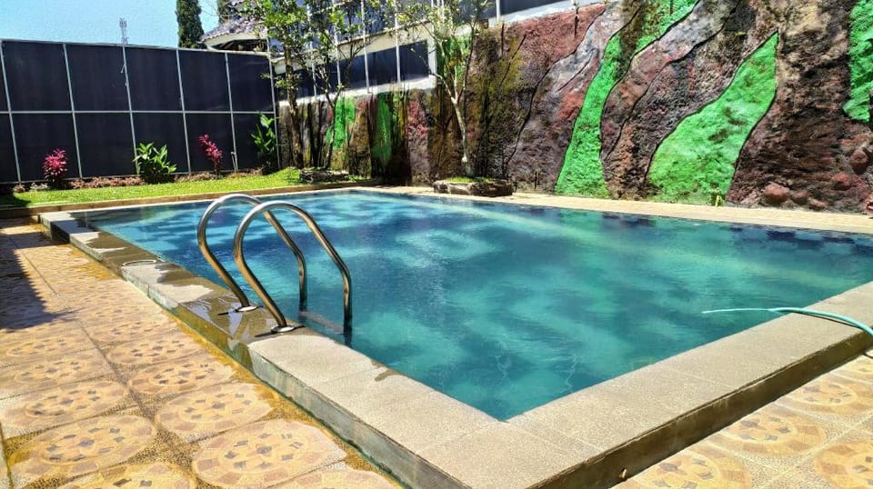 Villa Puncak Rombongan Kolam Renang Private Villa in West Java