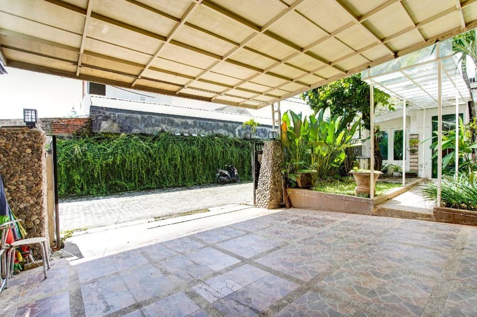 OYO Life 2929 Kost Sofie Syariah Hotel in Surabaya