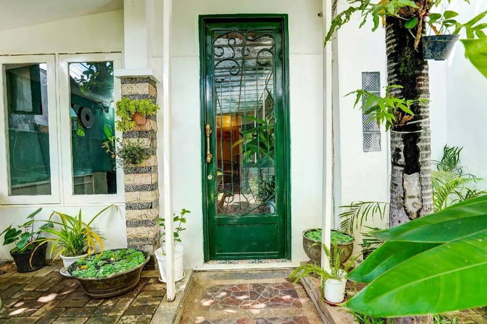 OYO Life 2929 Kost Sofie Syariah Hotel in Surabaya