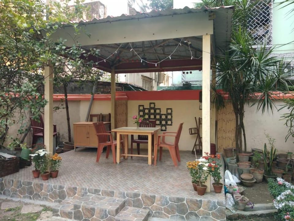 Cozy Room by Garden in Ballygunge near Gariahat Apartment in Kolkata