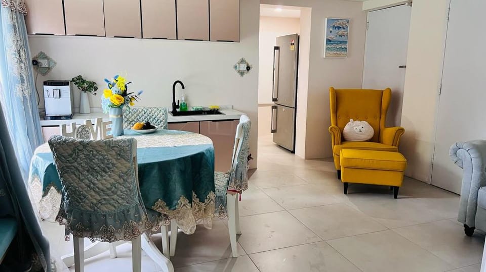 Cosy studio- queen bed, free parking, near deakin  Vacation rental in Melbourne