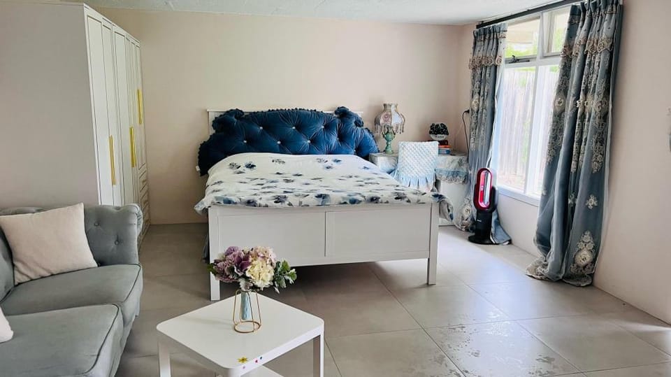 Cosy studio- queen bed, free parking, near deakin  Vacation rental in Melbourne