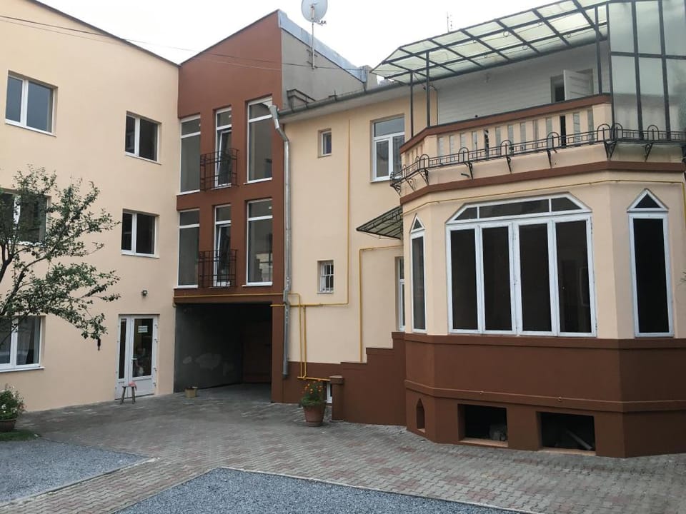 Guesthouse & Parking 2 light 24 hours Apartment in Ukraine