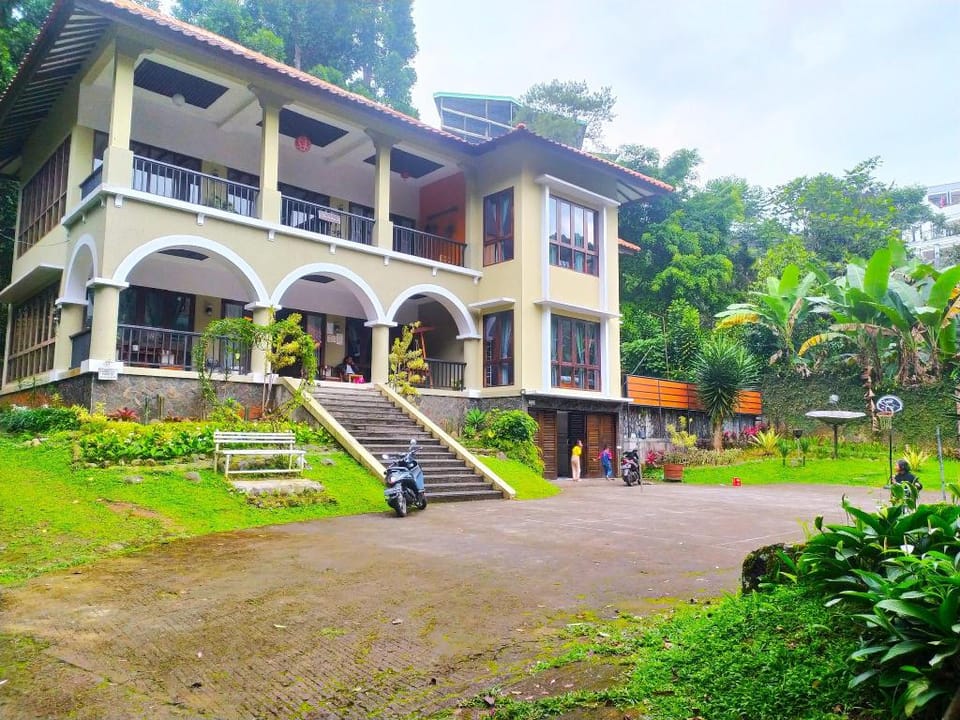 Villa Puncak Mewah untuk Rombongan Villa in Cisarua