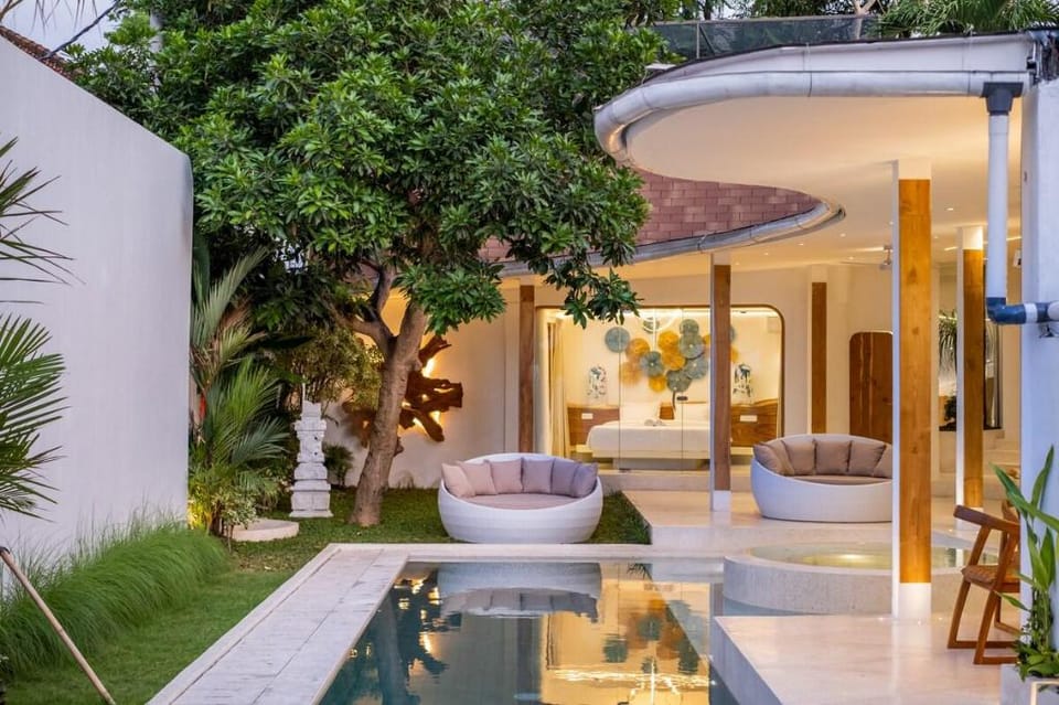 Villa Magic Mango, Brand New, 5 Bedroom, Jacuzzi Villa in North Kuta