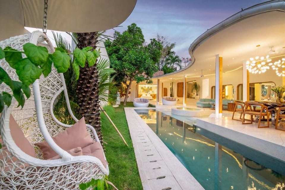 Villa Magic Mango, Brand New, 5 Bedroom, Jacuzzi Villa in North Kuta