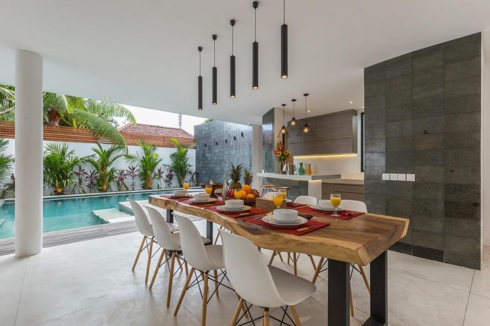 Luxe Modern VILLA TOUPAI Walk to Batu Belig Beach Villa in North Kuta