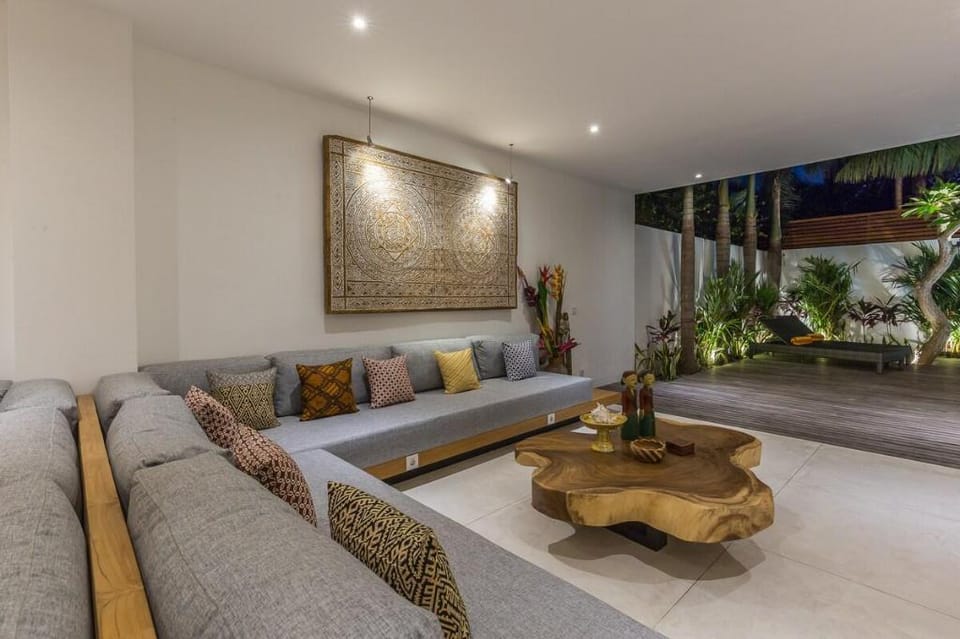 Luxe Modern VILLA TOUPAI Walk to Batu Belig Beach Villa in North Kuta