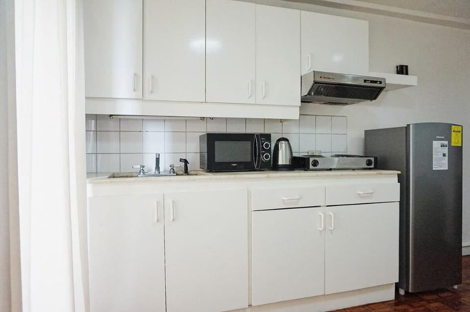 Homey 1 Bedroom along Makati avenue Vacation rental in Makati