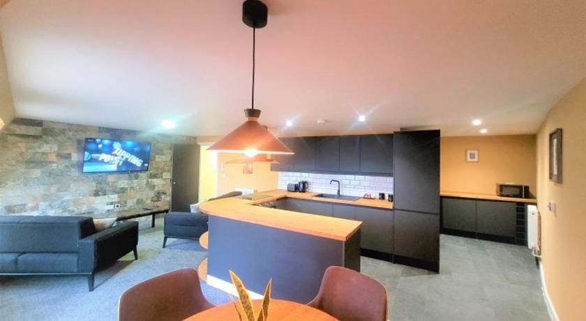 Friary House Serviced Apartments by Roomsbooked - 24Hr Reception Hotel in Gloucester