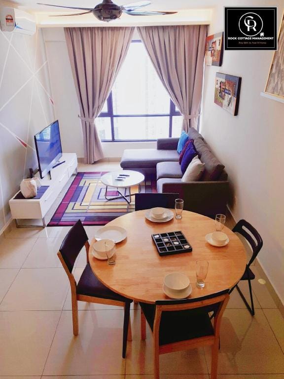 Cyberjaya Eclipse 5+2 PAX Suite + Roof Top Pool Apartment in Selangor, Malaysia