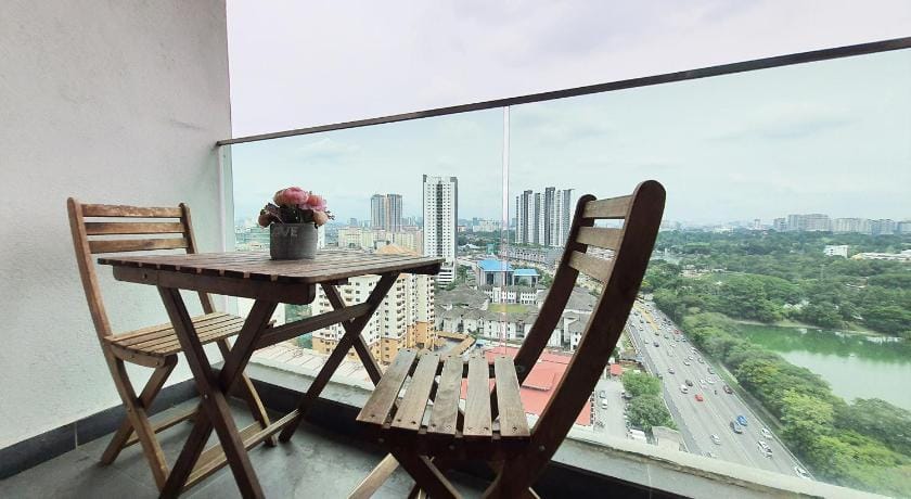PJ The Grand by SkyLimit Suites Apartment in Petaling Jaya