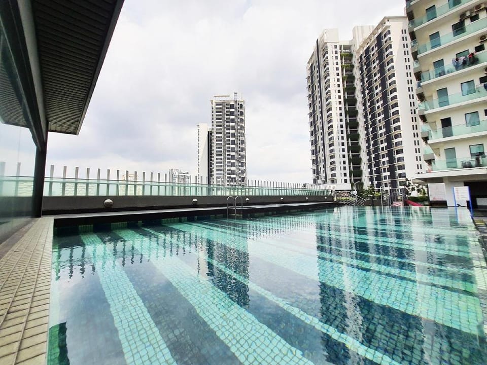 PJ The Grand by SkyLimit Suites Apartment in Petaling Jaya