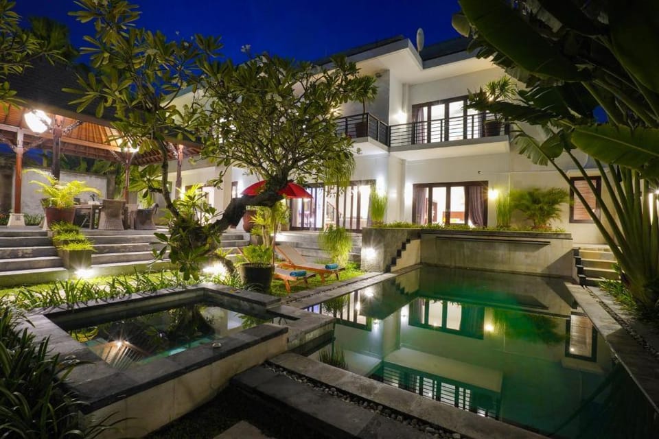Cozy 7 BR Private Pool Villa walking Beach Y017 Villa in North Kuta