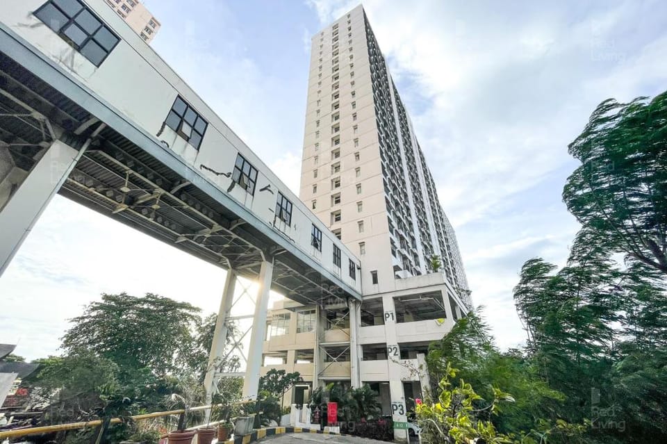 RedLiving Apartemen Margonda Residence 5 - Ens Room with Netflix and Breakfast Hotel in West Java