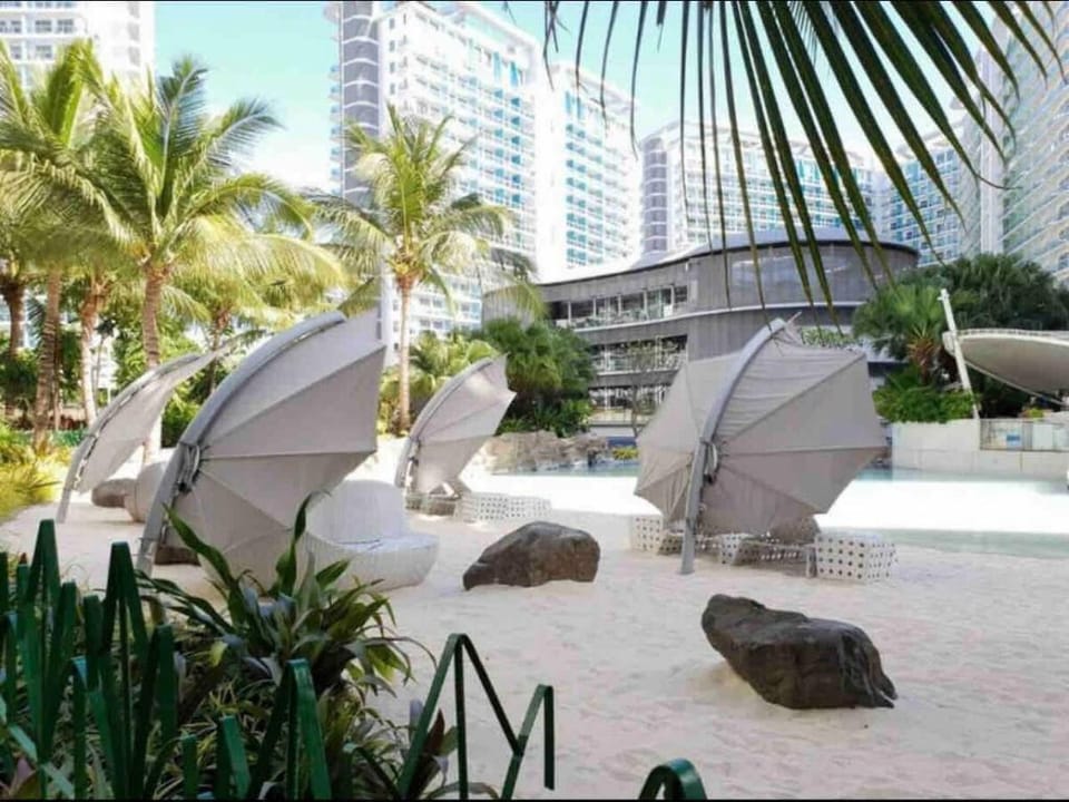 Cozy2BR Apt+Wavepool&Beach w/ Wifi,Netflix,Videoke Apartment in Paranaque