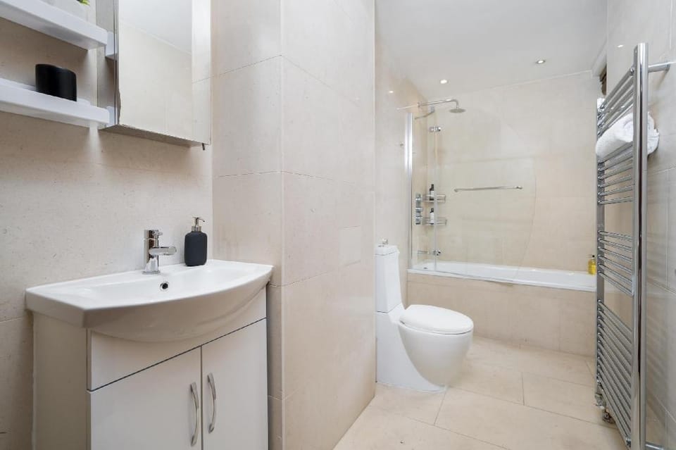 The Monochrome Apartment in City of Westminster