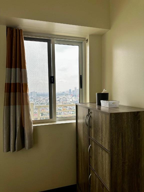 BGC-Ortigas Link Condo Apartment in Mandaluyong