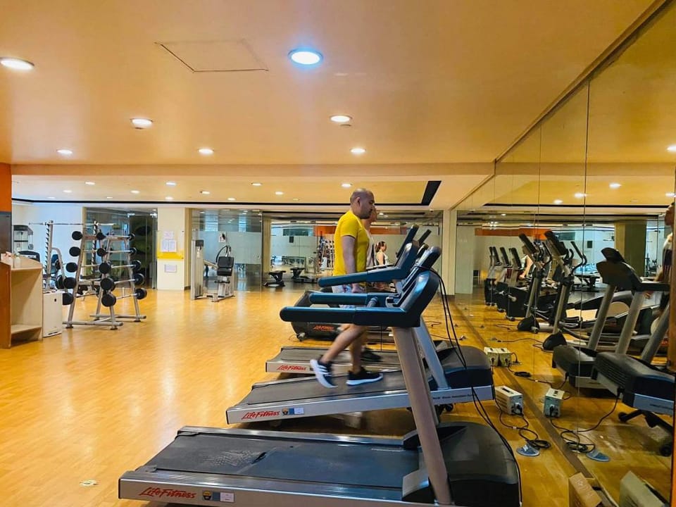 Morgan Suite BGC Studio Near Venice  Mall freepool Apartment in Makati