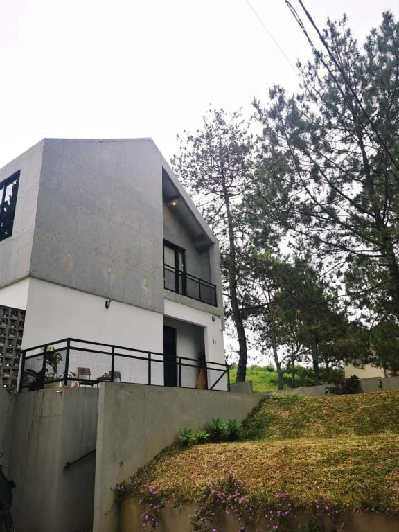 Grey House Giri Villa in Parongpong