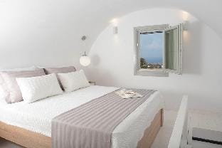 Luxury Suite with Sunrise and Sea View Apartment in Mesaria