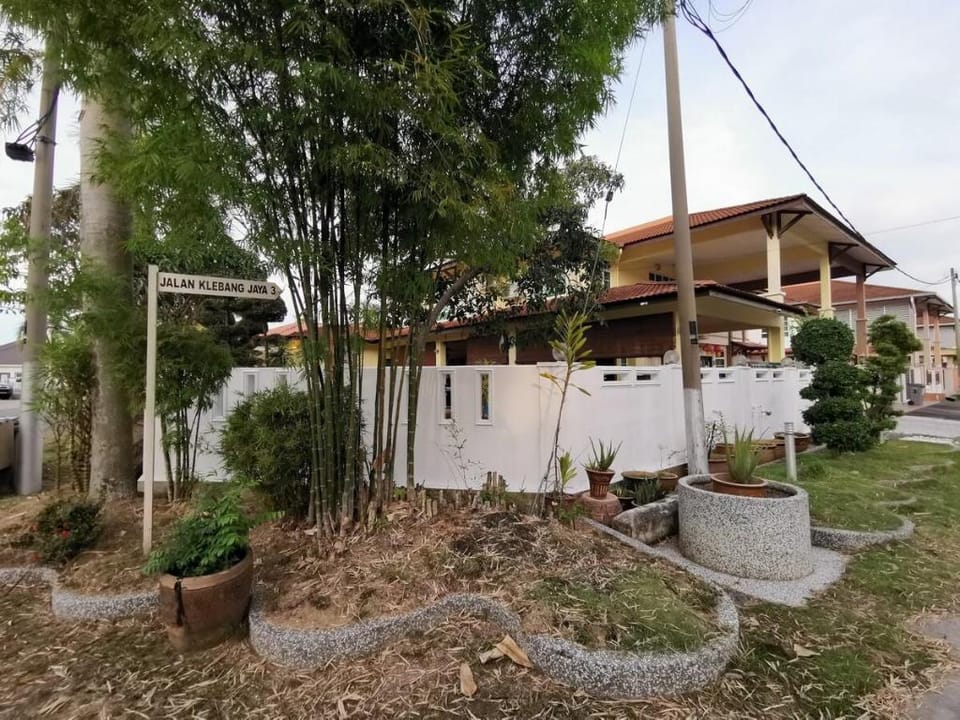 J1 HS Melaka near Jonker (4R4B,FreeWifi & Parking) Vacation rental in Malacca