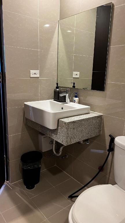 Minimalist Room at Uptown Parksuites (22H) Apartment in Makati