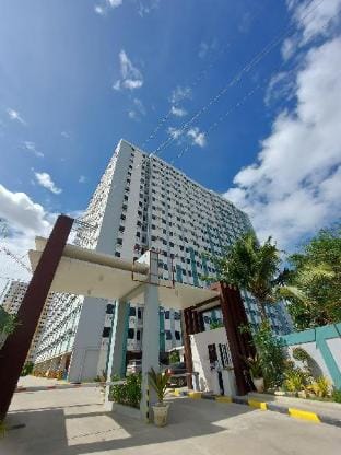 Unit with 2BR near Oakridge w/WI-FI & Netflix Apartment in Cebu City