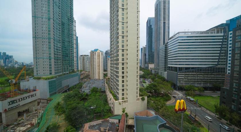 Prime BGC Location Apartments by PH Staycation Apartment in Makati