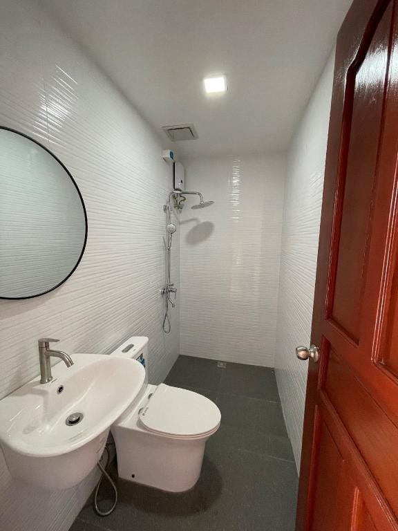Newly built and Clean B&B with parking Villa in Subic