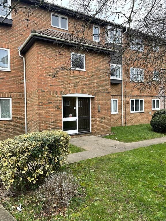 Ground Floor flat Nr. Heathrow with Free Parking Apartment in Twickenham