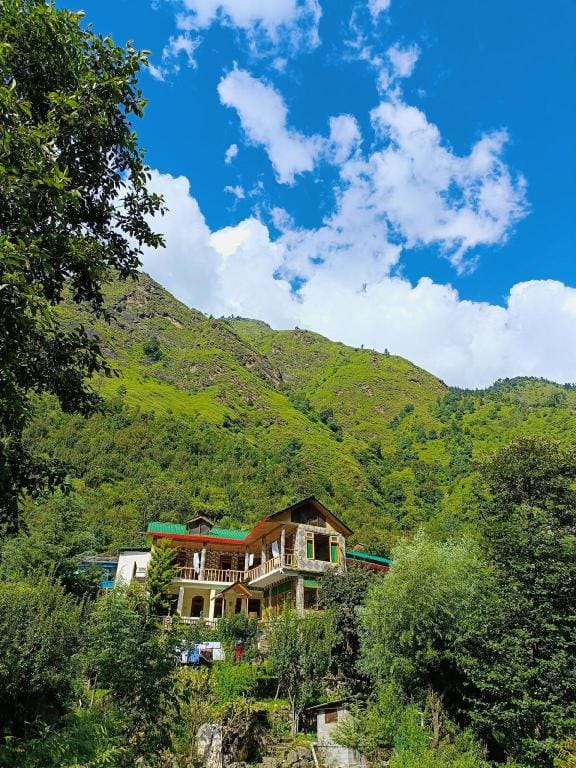 Riverside 5bhk Villa-Destination Of Peace, Tirthan Villa in Himachal Pradesh