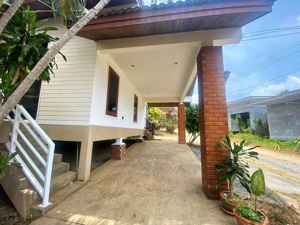 Bang Tao 2BR • 10-min drive • Wi-Fi & Parking (A3) Vacation rental in Choeng Thale