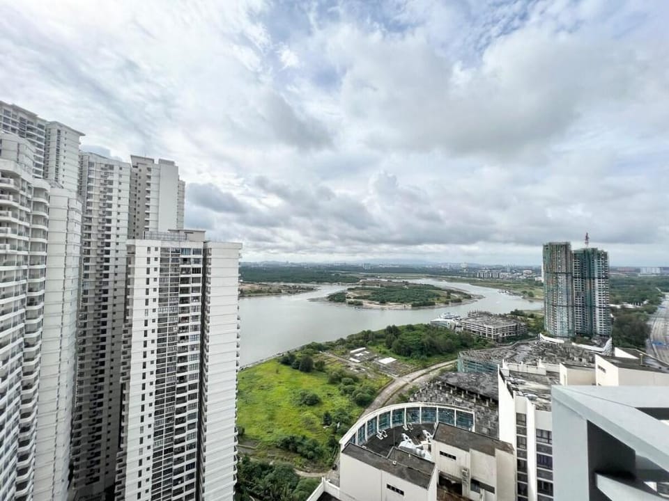 Danga Bay Amberside by CK Group【Sea View】@netflix Apartment in Johor Bahru