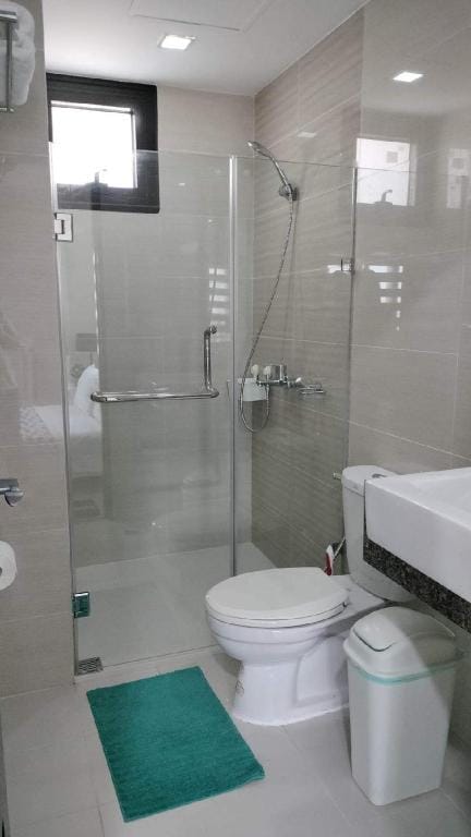 EightyOne Newport Blvd. C3-9A Condominium near T3 Apartment in Pasay