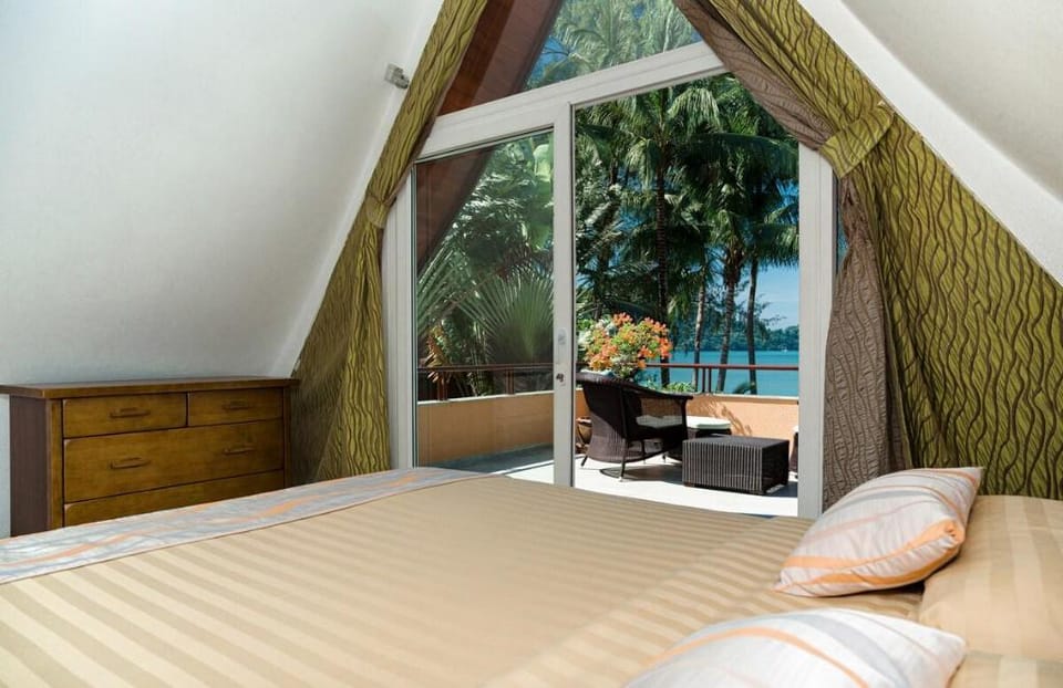 Beachfront 5-bedroom Villa - by KohChangVillas Villa in Ko Chang