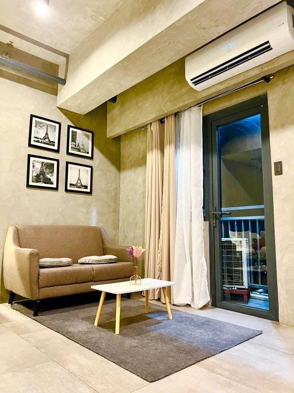 Spacious Cozy Room w/ PS5, Smart TV& Wi-Fi Apartment in Quezon City