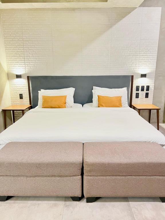 Spacious Cozy Room w/ PS5, Smart TV& Wi-Fi Apartment in Quezon City
