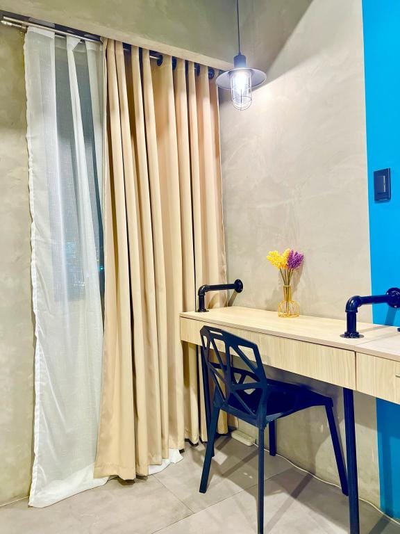 Spacious Cozy Room w/ PS5, Smart TV& Wi-Fi Apartment in Quezon City