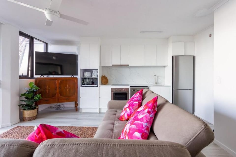 Ocean front 1-bedroom apartment near Beach Apartment in Surfers Paradise