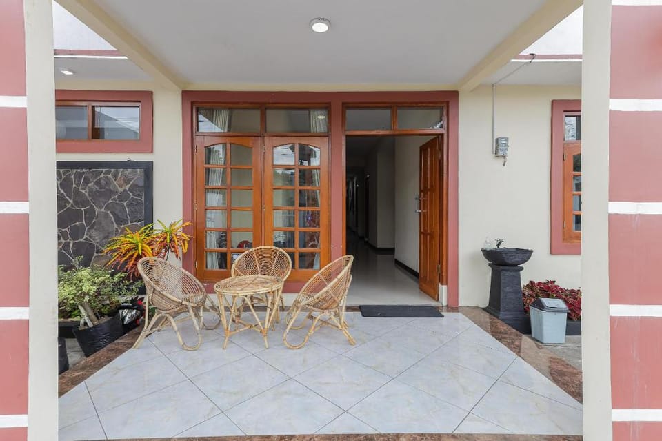 RedDoorz @ WR. Supratman Batu Hotel in Batu