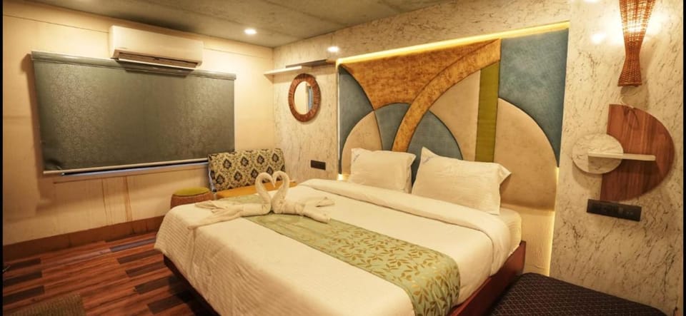 Luxury Houseboat Docked boat in Alappuzha