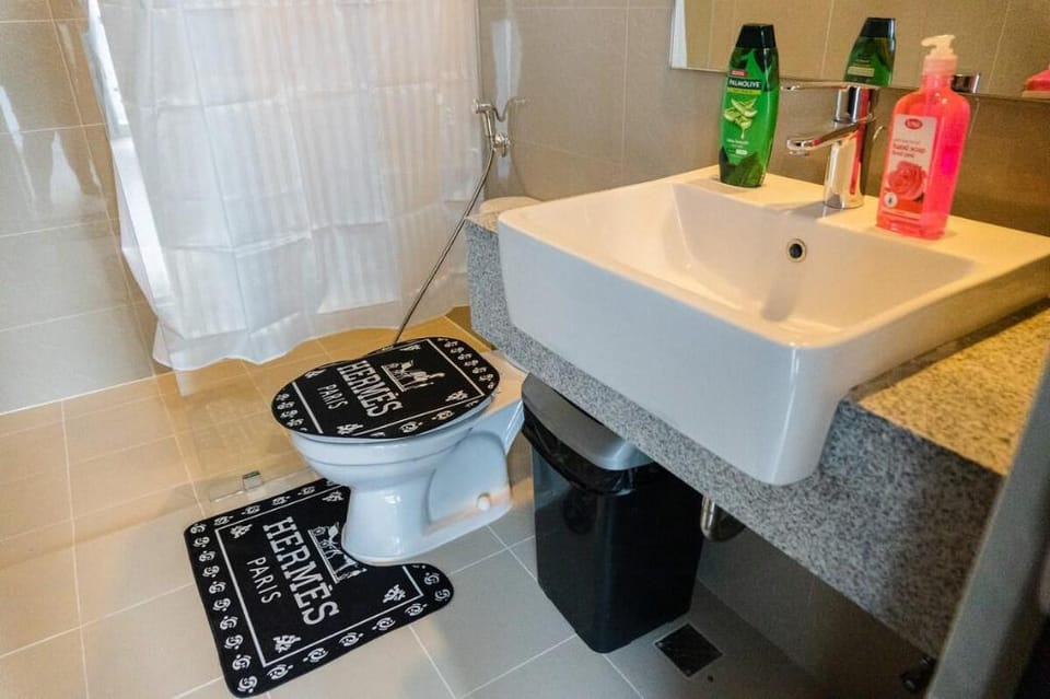 A2J Luxury 3BR Uptown Balcony BGC Suite Near Mall Vacation rental in Makati