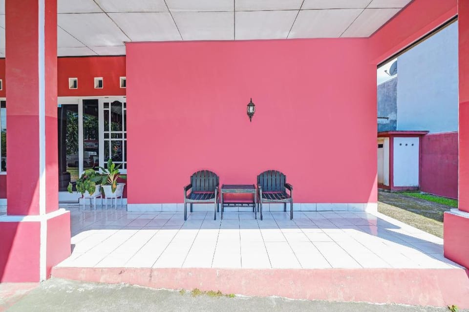 Hotel O Wisma Arwini Syariah Near Benteng Balangnipa Hotel in Indonesia